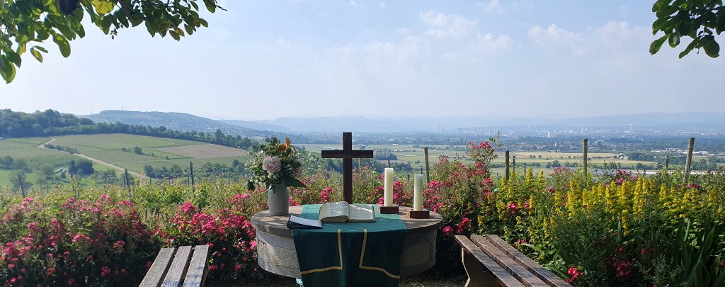 Altar bei einem Gottesdienst im Freien in Egringen mit Blick über die Felder in Richtung Basel.